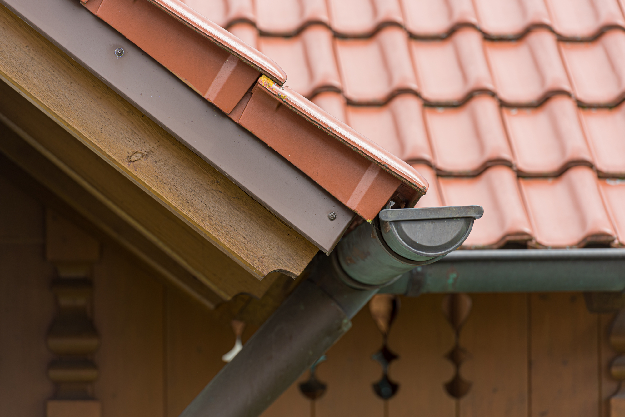 what causes a leaky gutter